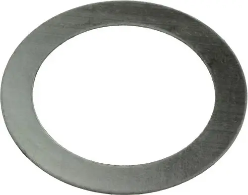 Dichtung in Form einer runden, flachen Scheibe aus Metall. Sie hat einen durchgehenden Innenkreis und eine gleichmäßige Umrandung. Befindet sich auf einem weißen Hintergrund.